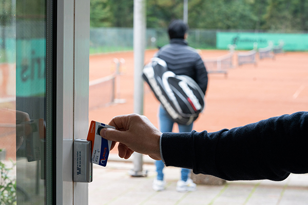 toegangscontrolesystemen met pinpas bij de deur van vereniging